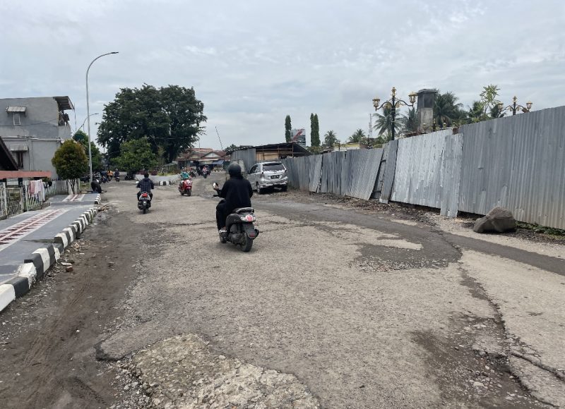 Ket Foto : Tampak salahsatu sudut jalan yang akan di aspal di sekitar bangunan Plaza Saringan Tanjung Enim, Kabupaten Muara Enim, Sumsel