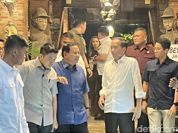 presiden-prabowo-subianto-dan-presiden-ke-7-joko-widodo-jokowi-usai-makan-makan-di-wedangan-omah-semar-kota-solo-minggu-311202-2_43